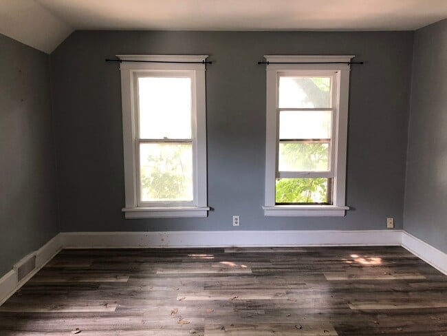 Building Photo - 930 42nd St