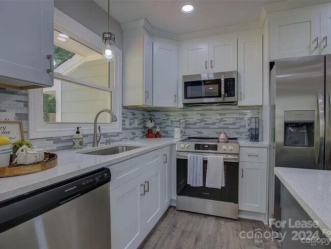 Building Photo - 1208 Fontana Ave