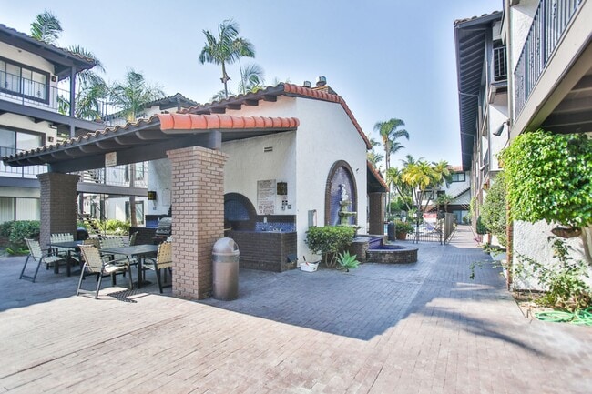 Building Photo - Los Caballeros #001