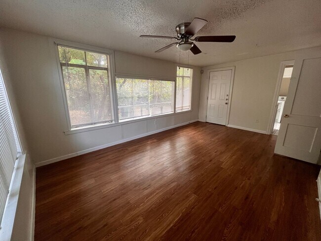 Building Photo - 3bed/1bath House - Two Blocks from Campus