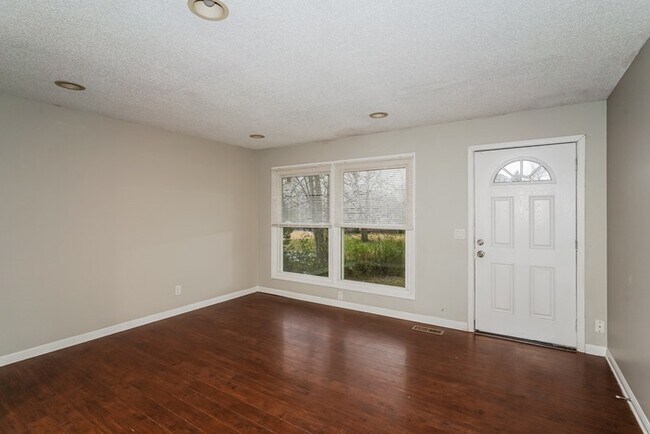 Building Photo - Spacious 4-Bedroom Home in Clarksville, TN