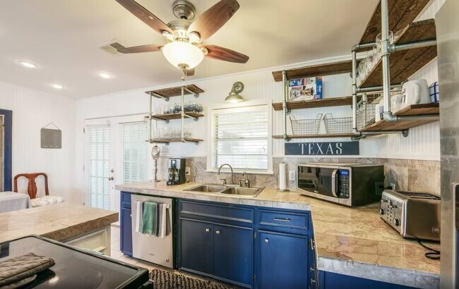 Building Photo - 610 Fort Velasco Dr