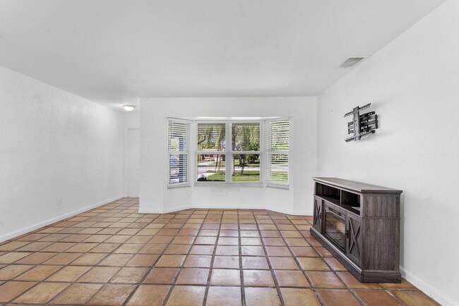 Building Photo - 1974 SE Tiffany Ave