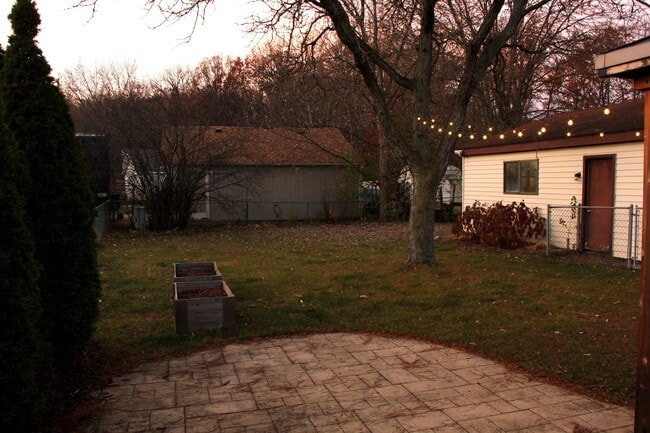 Building Photo - 43592 Champlain Ct