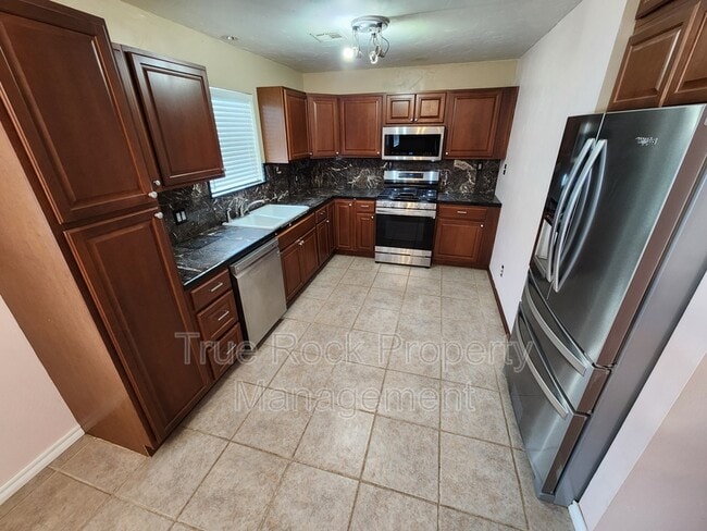 Building Photo - 729 E 22nd St