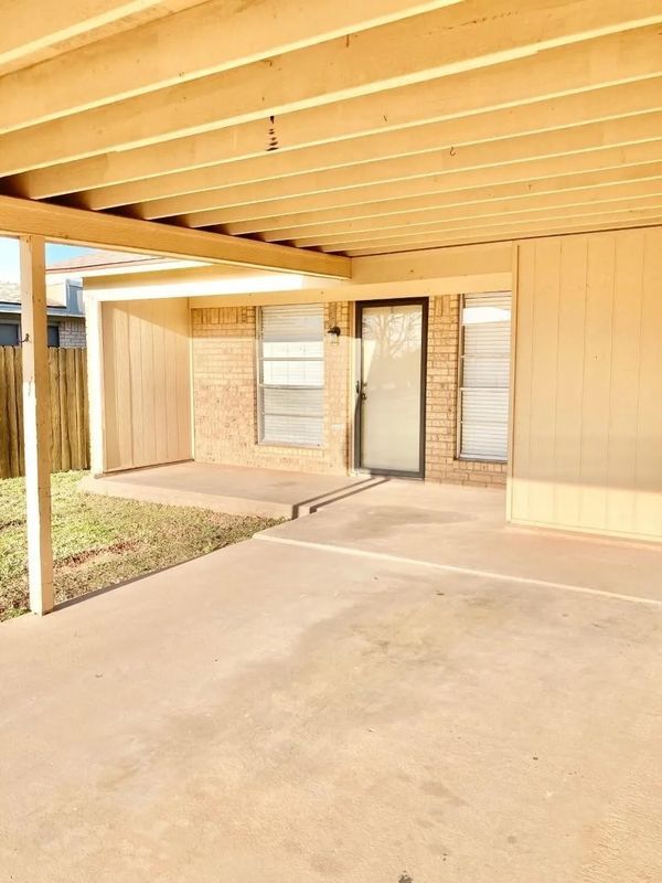 Building Photo - 725 Chaparral Cir