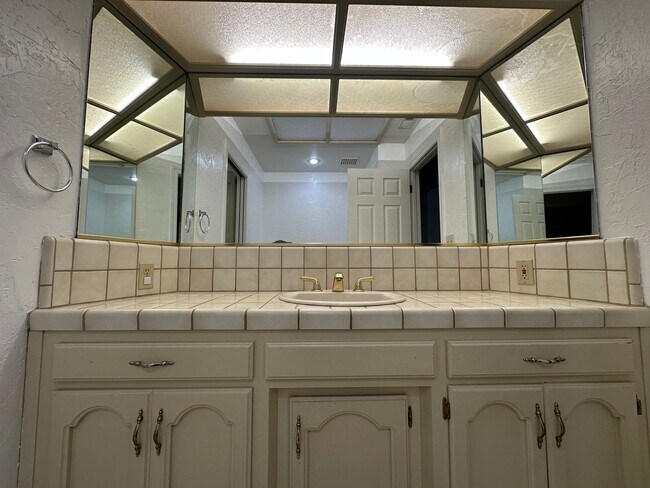 Building Photo - Entertainer delight rental home located in ''The Lakes'' subdivision coming soon!