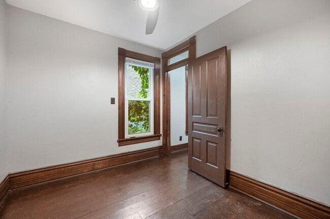 Building Photo - NEW LISTING -5 BEDROOM HOUSE!
