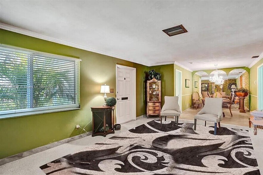 Building Photo - 2761 NE 12th St