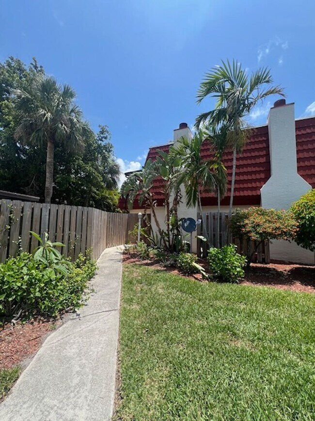 Primary Photo - 2 Bedroom/2 Bathrrom Townhouse Close to Fo...