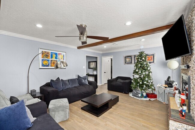 Building Photo - 827 Thicket Ln