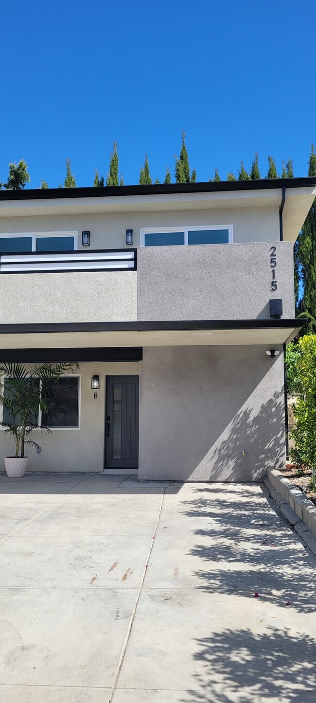 Fron enty to unit - 2515 Foothill Blvd