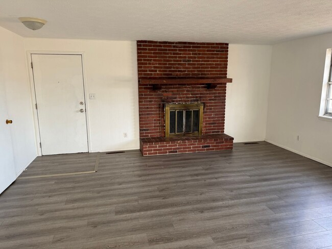 Building Photo - 2 Bedroom | 1.5 Bath | Located in Springfield!