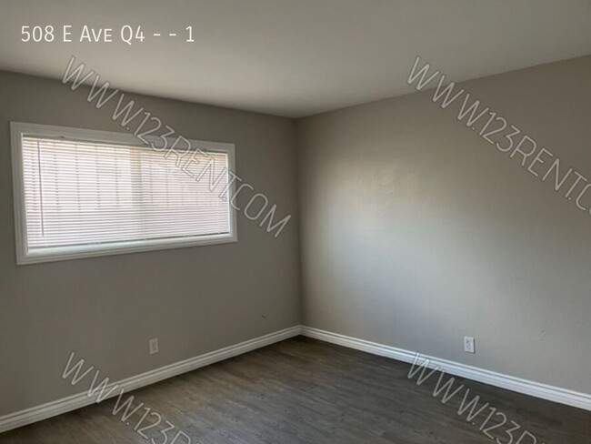 Building Photo - 2BD/ 1BTH Apartment East Palmdale 1st Floor