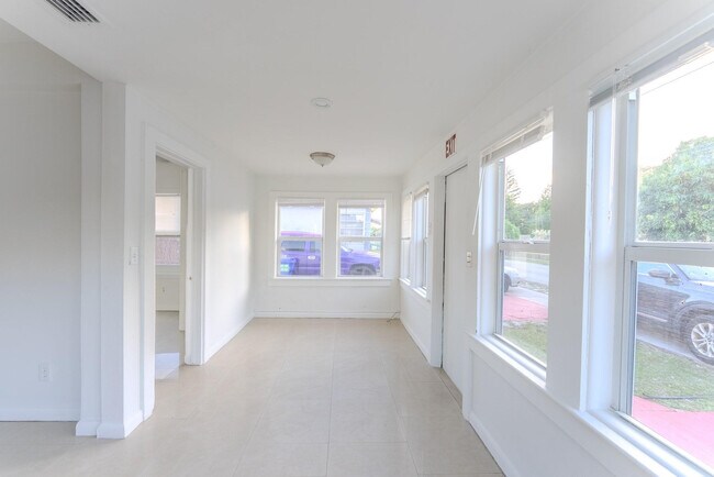 Building Photo - 521 S 24th Ave