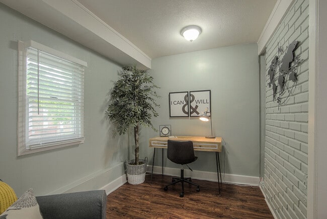 Building Photo - 1145 W 41st Terrace