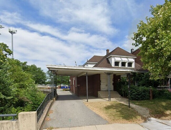 Primary Photo - 517 N George St