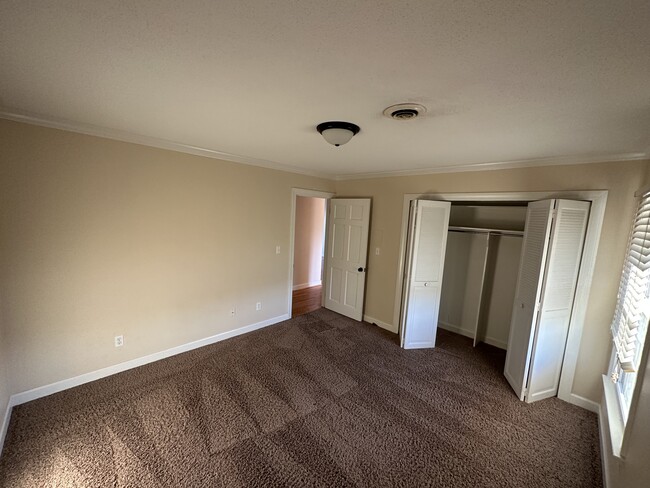 Building Photo - 598 N Trotman Rd