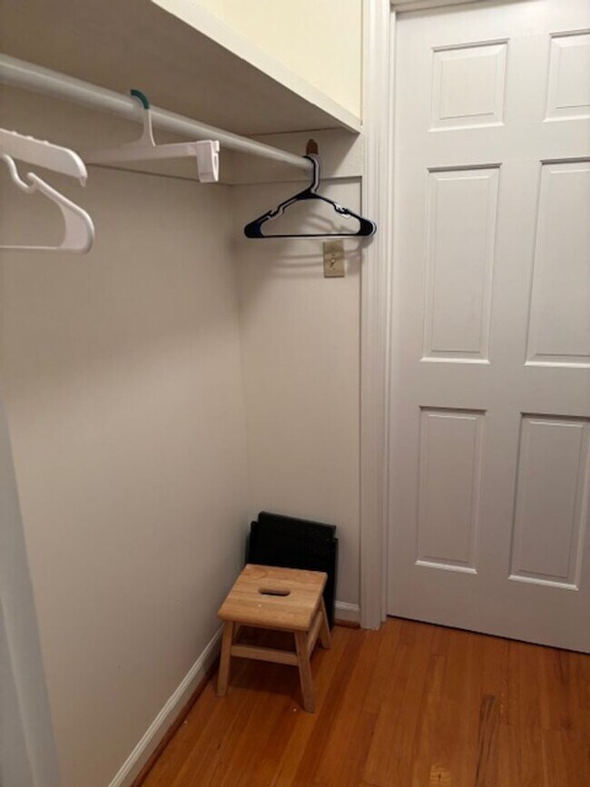 Building Photo - Fully furnished 1 bedroom 1 bath garage ap...