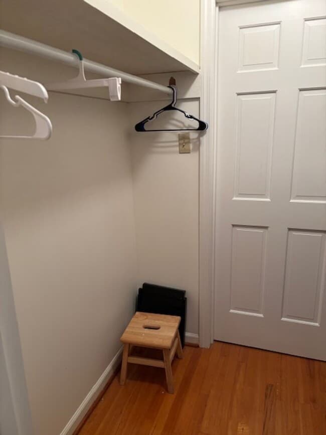 Building Photo - Fully furnished 1 bedroom 1 bath garage apartment