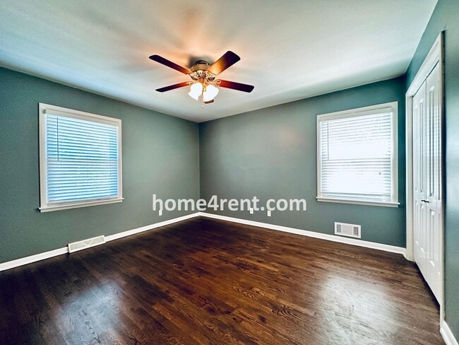 Building Photo - Beautiful Hardwoods w Fenced-in Yard!
