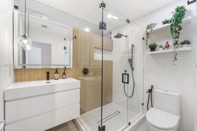 Building Photo - 1641 Tigertail Ave