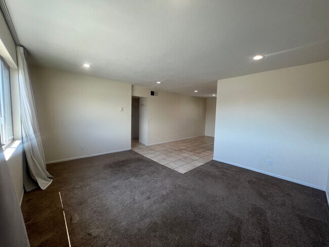 Building Photo - Charming upstairs 2/2 Condo in Clairemont