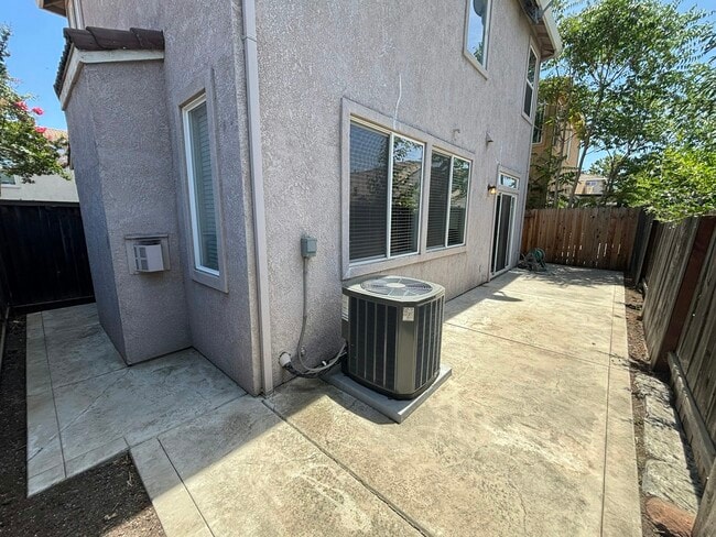 Building Photo - 301 Dragonfly Cir