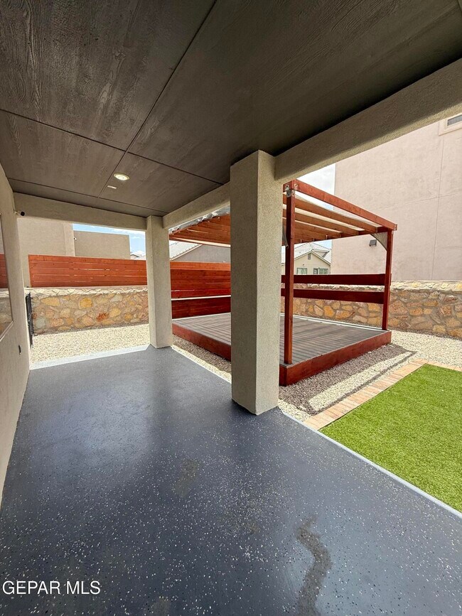 Building Photo - 804 Blingwood