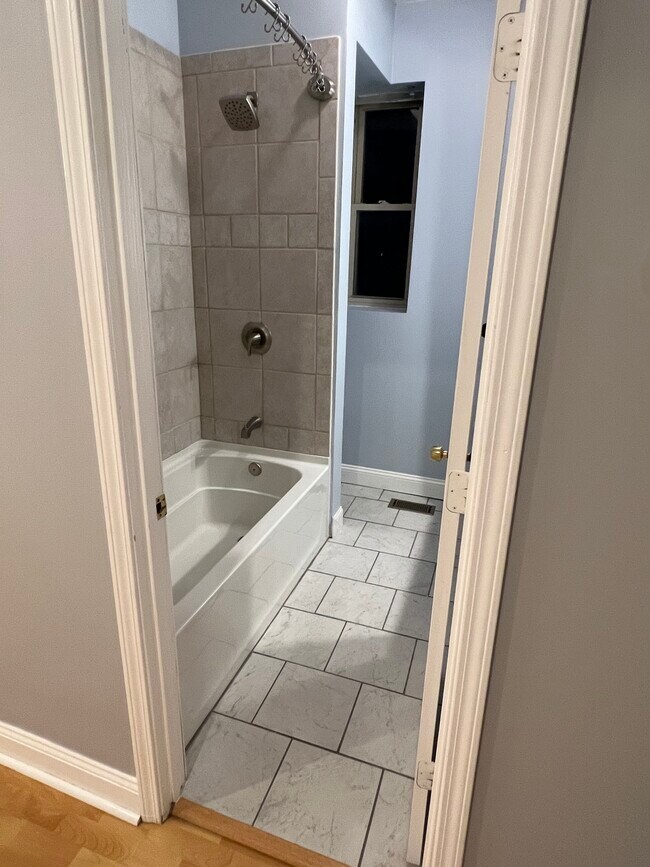 Building Photo - 3965 Shenandoah Ave