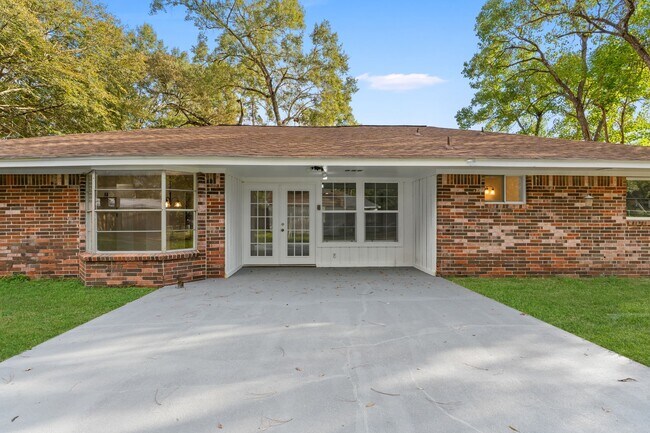 Building Photo - 18049 Martin Dr