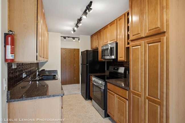 Building Photo - 6000 Oakwood Dr
