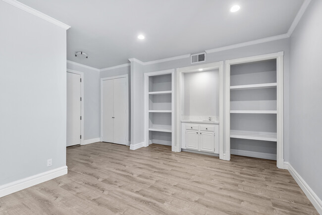 Entry with wet bar, built-ins, and closet - 1260 S Beverly Glen Blvd