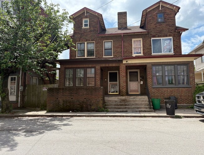 Building Photo - 3 Bedroom 1 Bathroom in York with Sunroom,...