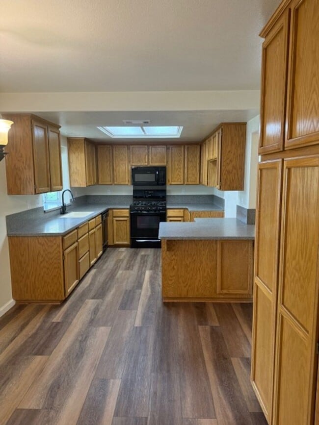 Building Photo - Home in Country Heights Subdivision Area w...