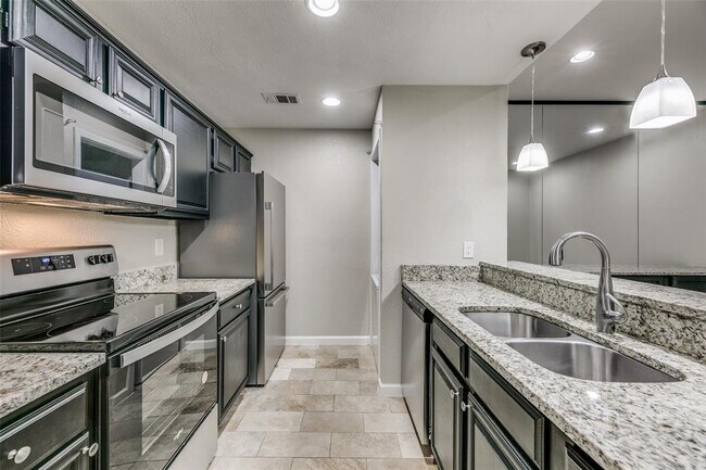 Building Photo - 8601 Park Ln