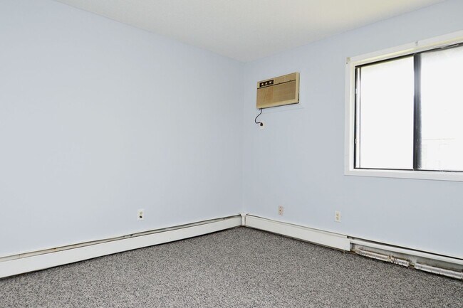 Building Photo - Spacious 2 Bed/1 Bath Condo in Brooklyn Park - Available NOW!