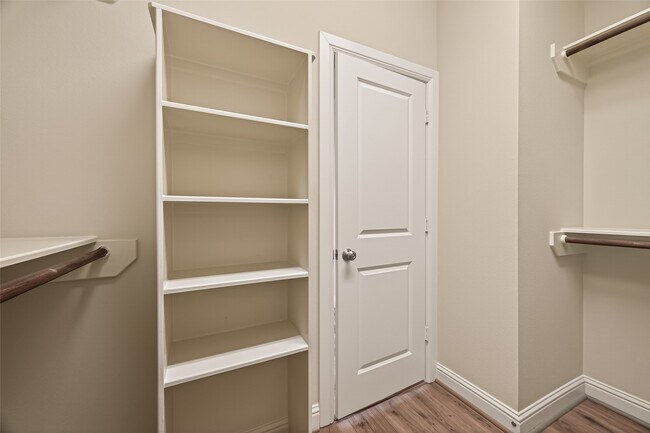 Building Photo - 5211 Eigel St