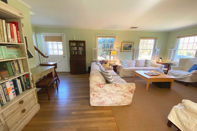 Building Photo - 166 Hog Creek Rd