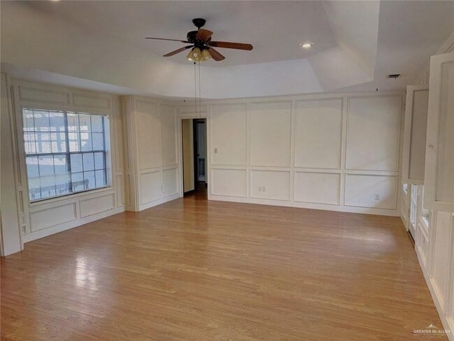 Building Photo - 120 E Gardenia Ave