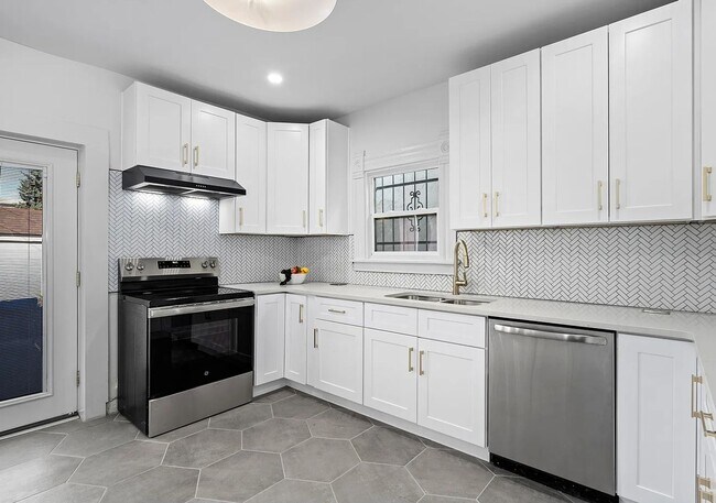 Building Photo - Victorian Gem next to Cheesman Park!