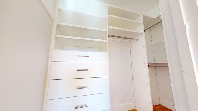 Building Photo - SPACIOUS  2BR + 1 BA WITH BONUS SUNROOM AND IN- UNIT LAUNDRY IN THE RICHMOND.