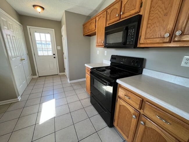 Building Photo - Renovated 3 Bedroom 2 Bath Home with 2 Car Garage for Rent!!