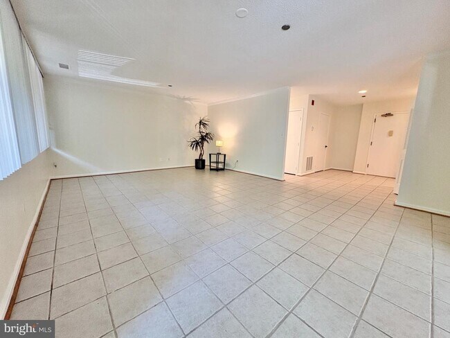 Building Photo - 3713 S George Mason Dr