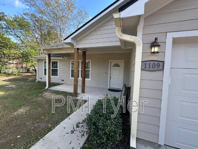 Building Photo - 1109 Engle St