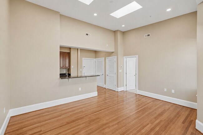 Building Photo - Columbia Heights Penthouse Condo | 1 Bed | 1 Bath | 600 Sf