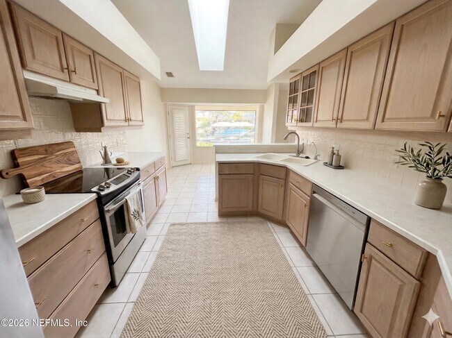 Building Photo - 20 Clarendon Ct N