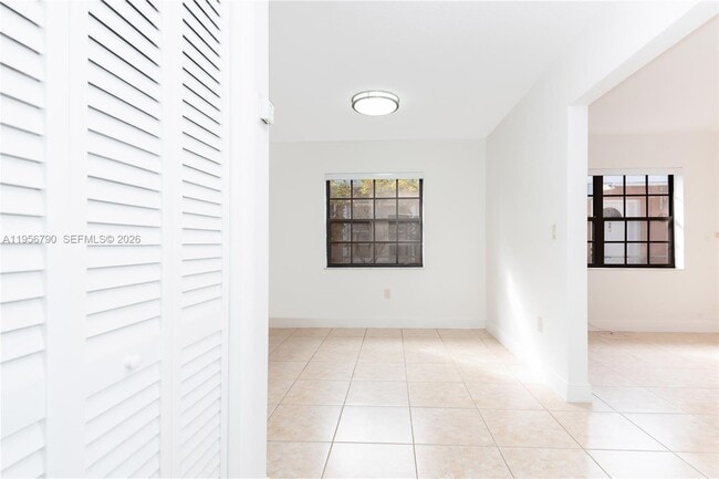 Building Photo - 2617 SW 32nd Ct