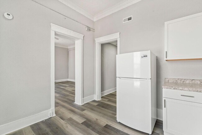 Building Photo - 621 E Main St