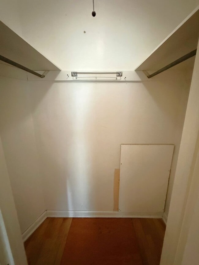 Building Photo - Darling 2 bedroom 1 level with Central Air!